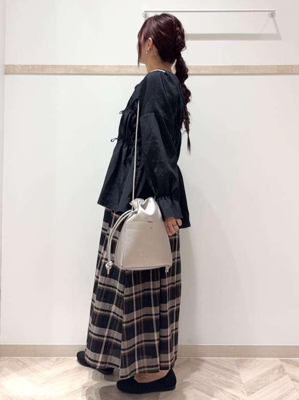 nanaさんの「SHOO･LA･RUE｜シャーリングデザインブラウス」を使ったコーディネート