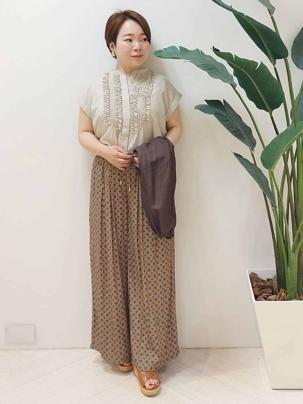 s u g iさんの「UNTITLED｜【手洗い／88cm正方形】シアー素材チェーン柄スカーフ」を使ったコーディネート