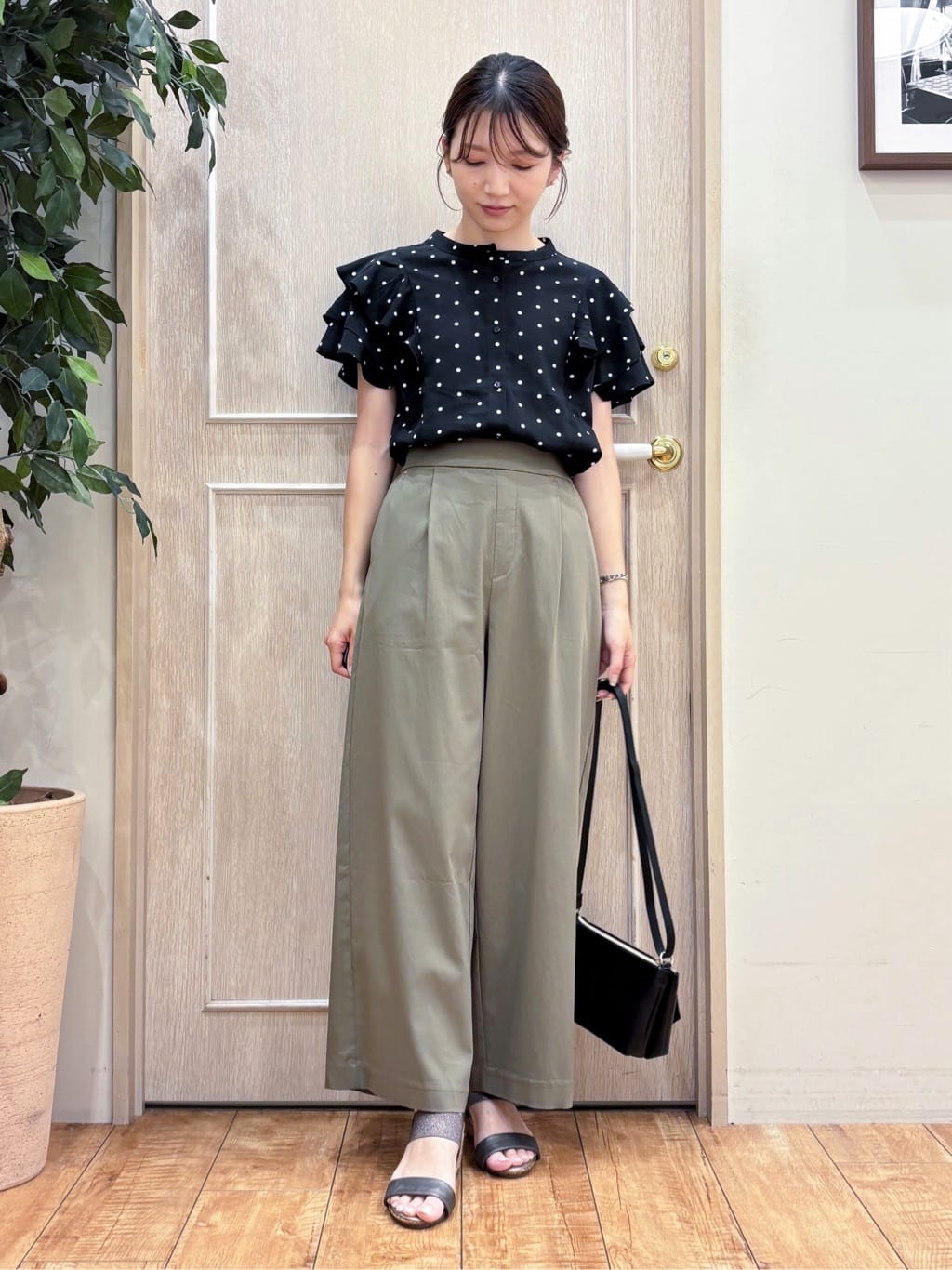 なみさんの「SHOO･LA･RUE｜【無地/ドット柄】お袖フリルが華やぐ きれいめブラウス」を使ったコーディネート