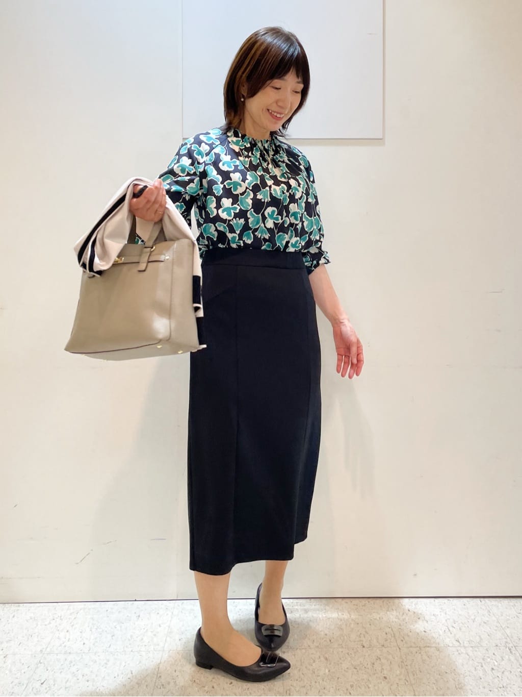 めいさんの「Reflect｜【ジャケットのインナーにおすすめ◎】花柄タックデザインブブラウス」を使ったコーディネート
