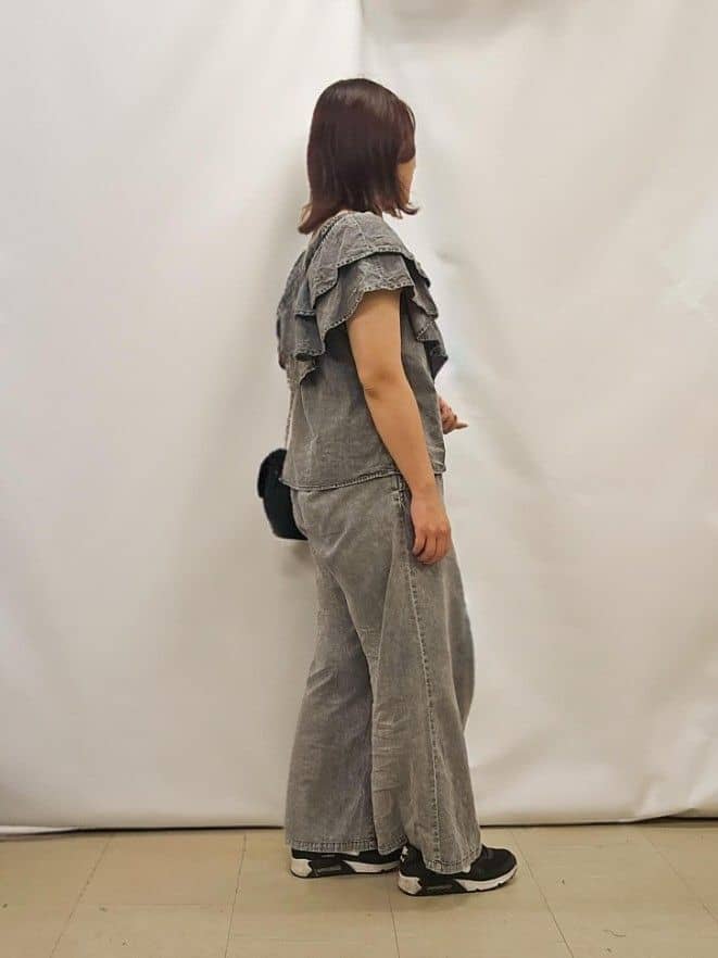 かなさんの「SHOO･LA･RUE｜【セットアップ可/前後2WAY/オフショル2WAY】着こなしを楽しめる デニムフリルブラウス」を使ったコーディネート