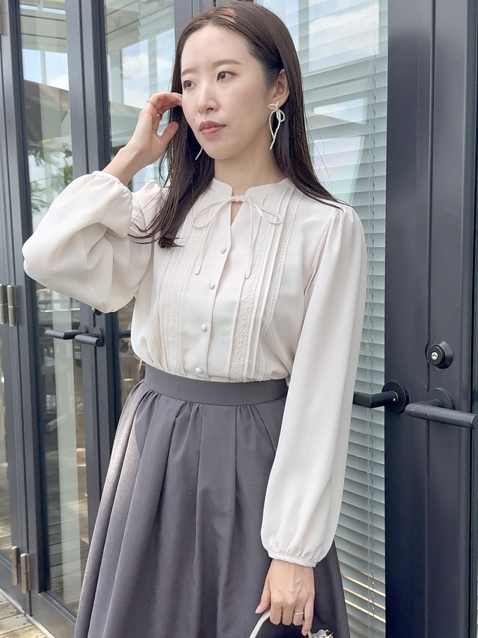 teiさんの「Couture brooch｜【大人可愛い・通勤】ピンタックレースブラウス」を使ったコーディネート