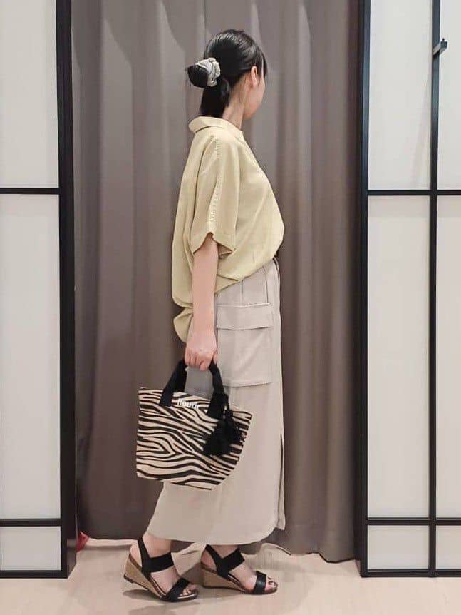 スゥさんの「SHOO･LA･RUE｜【S-LL/UV/接触冷感/抗菌防臭】体型を自然にカバー フレンチリネンブレンド襟付ドルマンシャツ」を使ったコーディネート