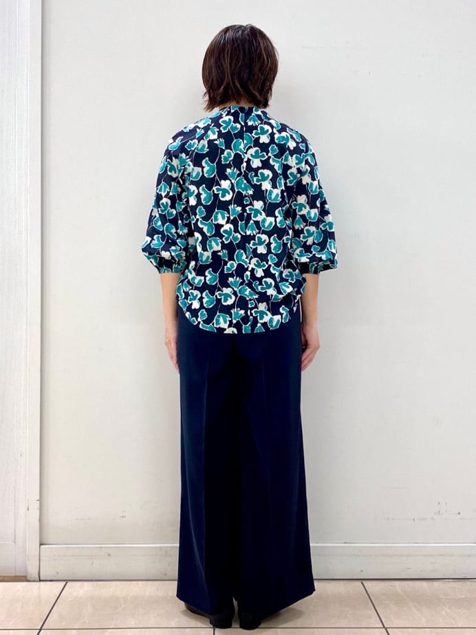ksmさんの「Reflect｜【ジャケットのインナーにおすすめ◎】花柄タックデザインブブラウス」を使ったコーディネート