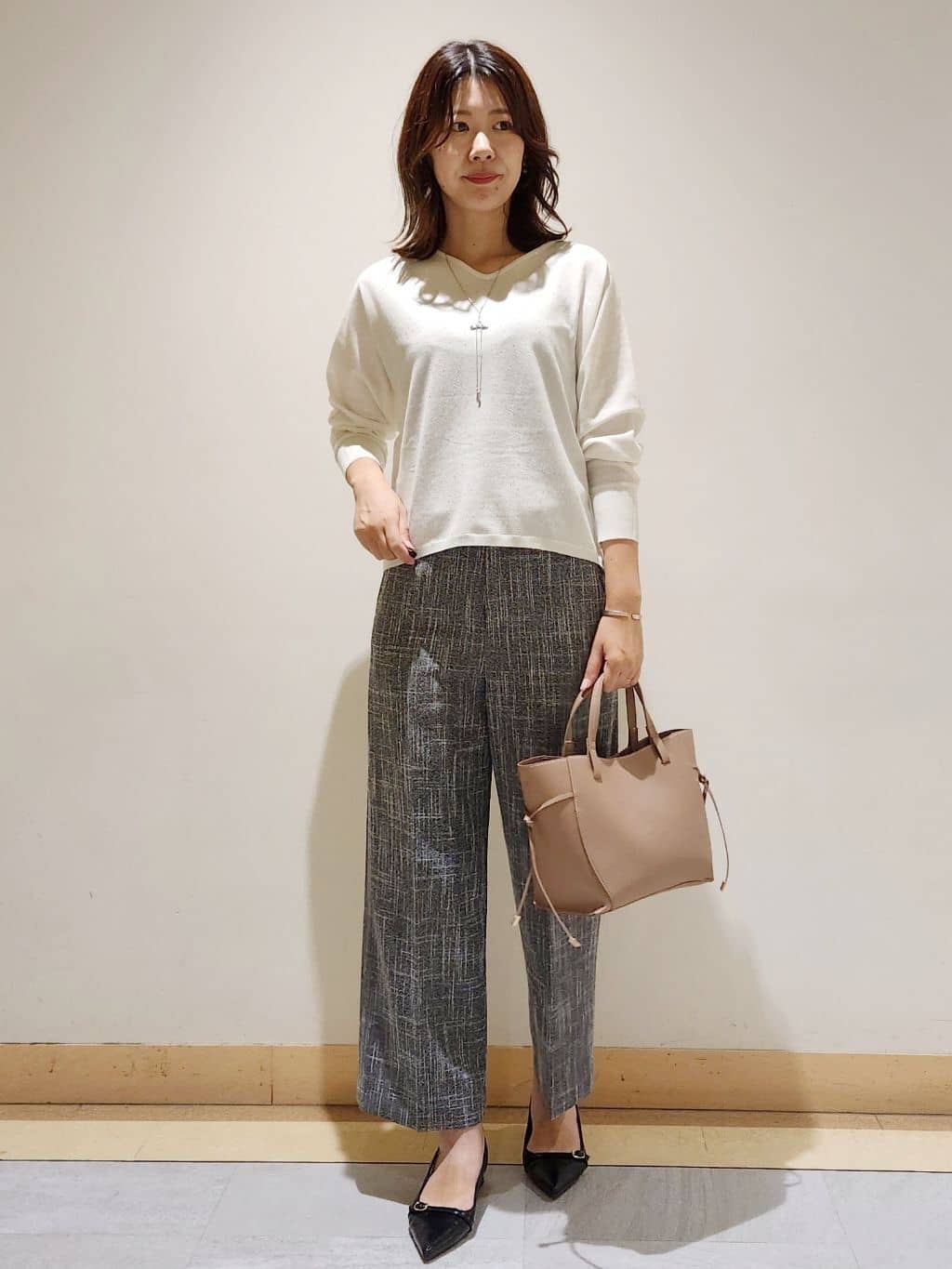 yukaさんの「COUP DE CHANCE｜【手洗い可】スパンコール入りニットトップス」を使ったコーディネート