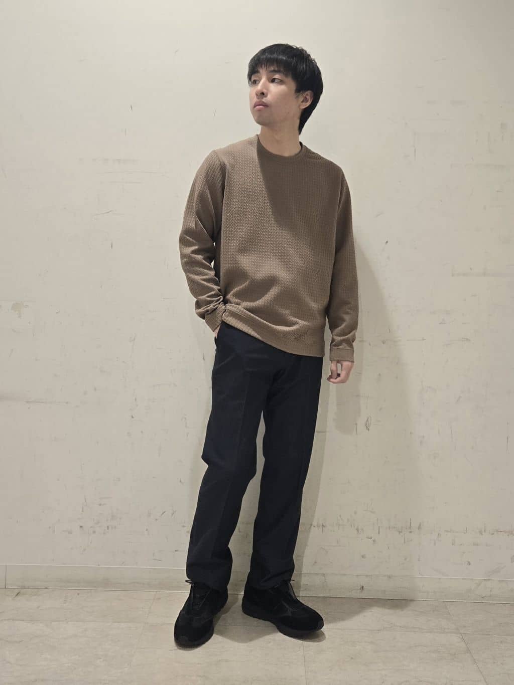 白木駆さんの「TAKEO KIKUCHI｜【360&deg;ストレッチ／セットアップ対応】None Of Stress パンツ」を使ったコーディネート