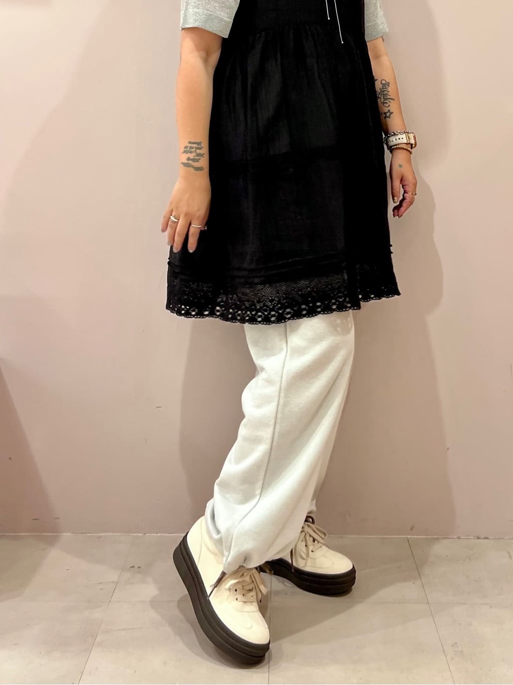 TAKAさんの「ESPERANZA｜ミックスシューレーススニーカー」を使ったコーディネート