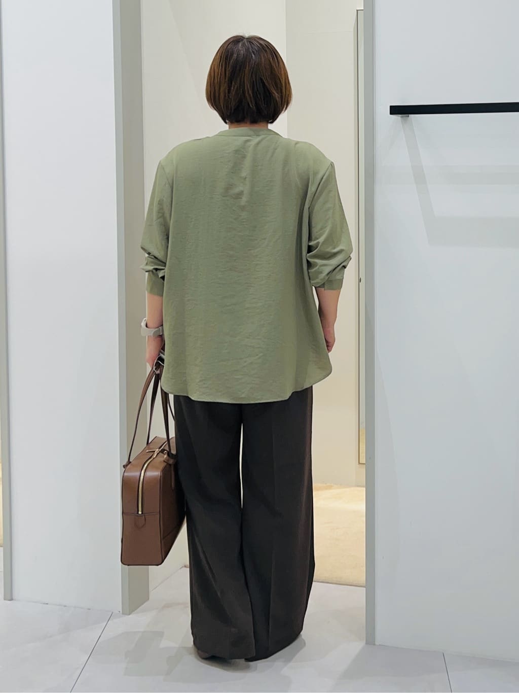 タナさんの「THE SHOP TK｜【美脚見え】タックワイドパンツ【セットアップ可】」を使ったコーディネート