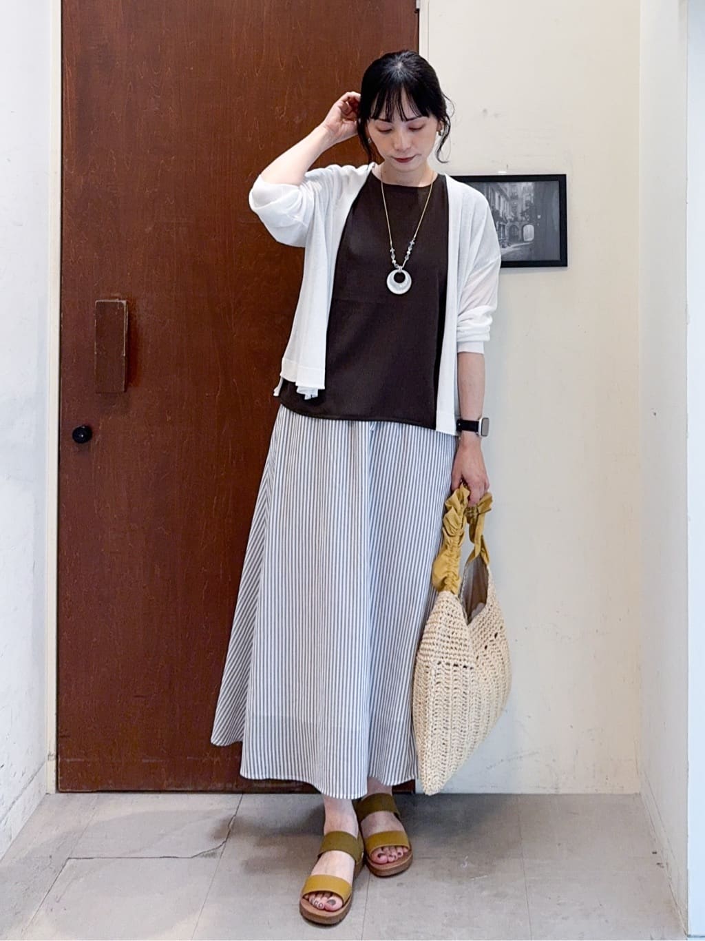 𝐇𝐢𝐫𝐨𝐦𝐢さんの「SHOO･LA･RUE｜【S-LL】ブラウス見えする 軽やかな着心地の しぼしぼトップス」を使ったコーディネート