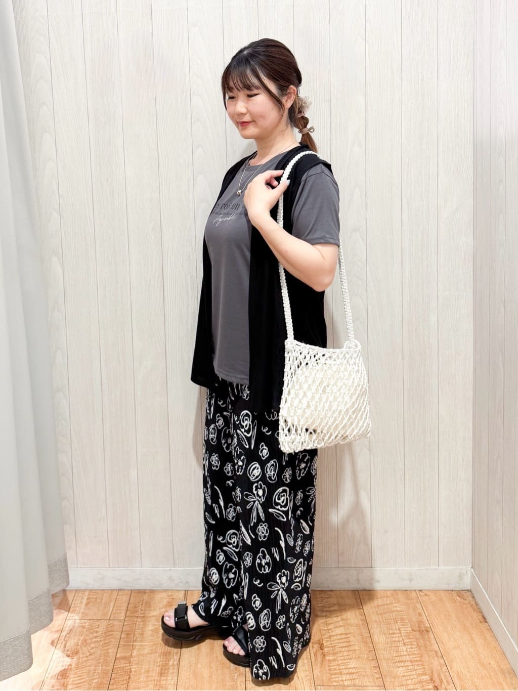 愛さんの「SHOO･LA･RUE｜【2点セット】着回しいろいろ ジレ＋ロゴTシャツ」を使ったコーディネート