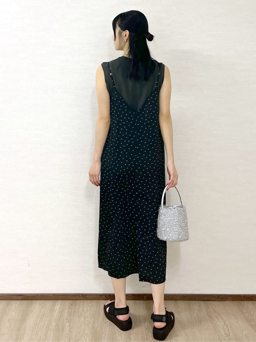 sachikoさんの「OPAQUE.CLIP｜ランダムドット サテンキャミワンピース【洗濯機洗い可】」を使ったコーディネート