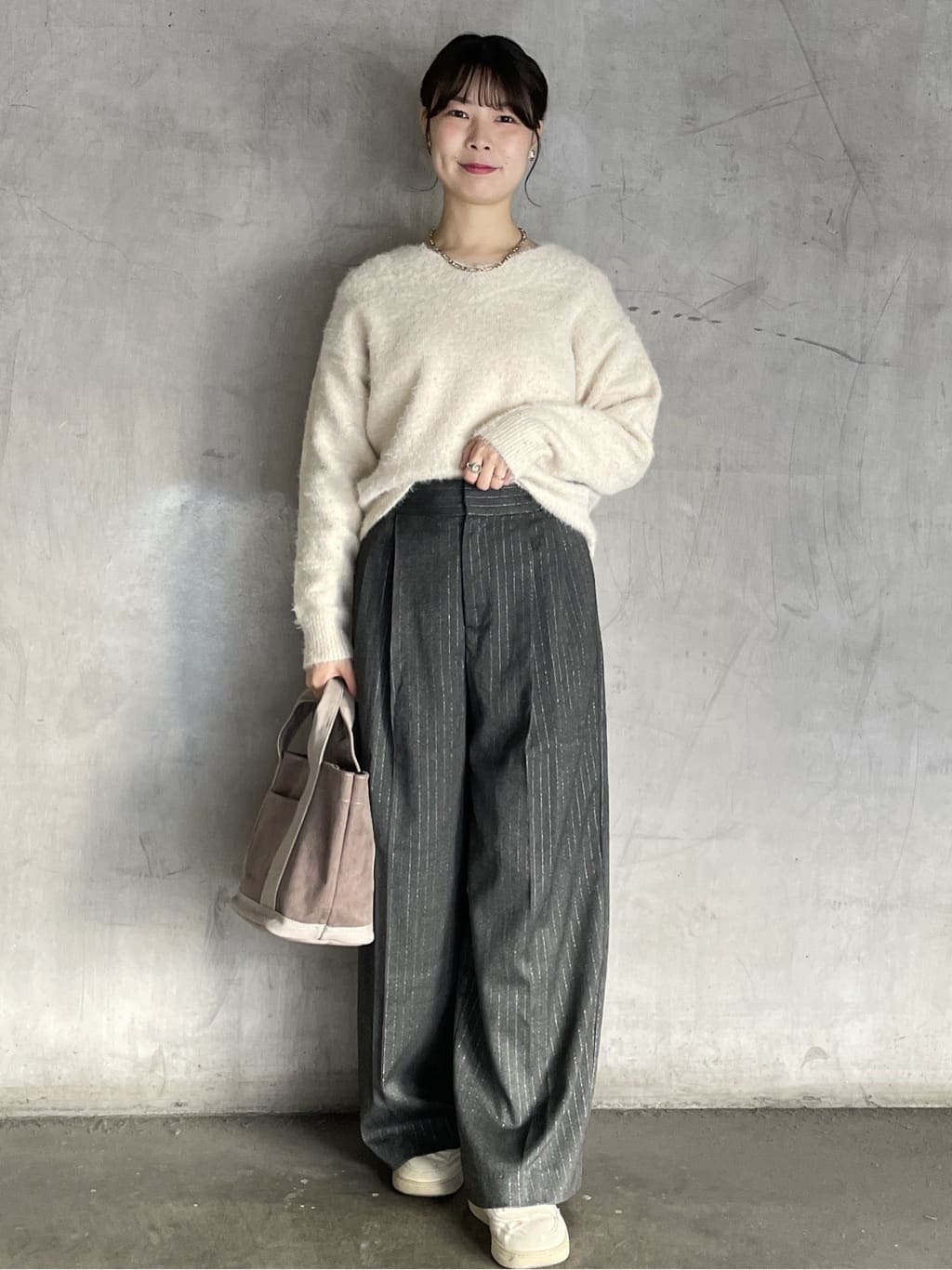 tomokoさんの「OPAQUE.CLIP｜スパンコールフェザーVネックニット【洗濯機OK】」を使ったコーディネート