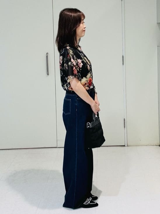 makiさんの「UNTITLED｜【セットアップ可/花柄エレガント】アンティークフラワー柄ブラウス」を使ったコーディネート