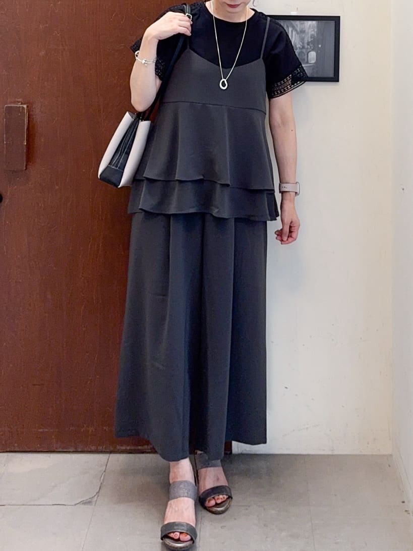 𝐇𝐢𝐫𝐨𝐦𝐢さんの「SHOO･LA･RUE｜【S-LL/セットアップ可/ひんやり】女性らしさ溢れる ティアードキャミソール」を使ったコーディネート