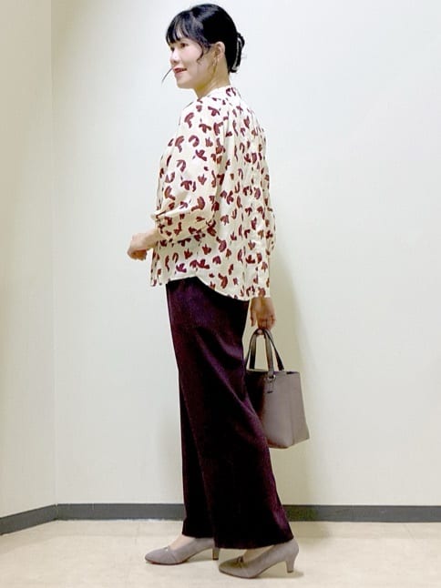  beni_gingerさんの「Reflect｜【ジャケットのインナーにおすすめ◎】花柄タックデザインブブラウス」を使ったコーディネート