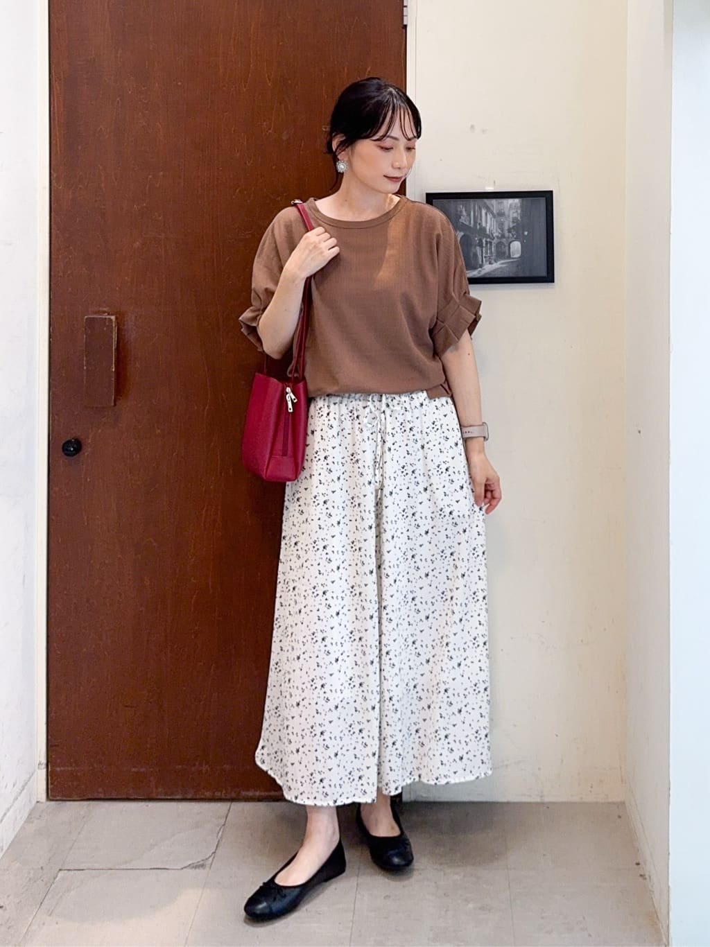 𝐇𝐢𝐫𝐨𝐦𝐢さんの「SHOO･LA･RUE｜【S-LL/裏地ひんやり】スカート見えで上品に マットサテンスカーチョ」を使ったコーディネート