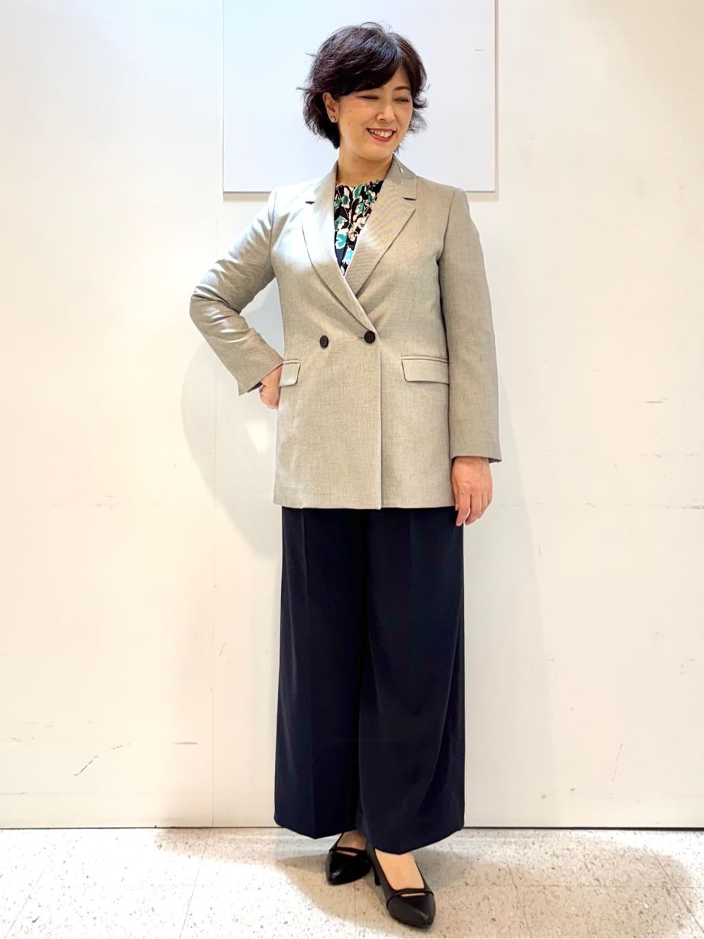 ヤスコさんの「Reflect｜【ジャケットのインナーにおすすめ◎】花柄タックデザインブブラウス」を使ったコーディネート