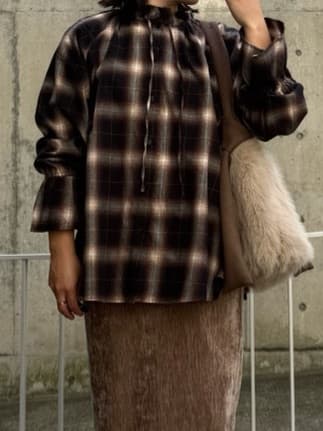 chさんの「THE SHOP TK｜起毛オンブレフリルブラウス」を使ったコーディネート