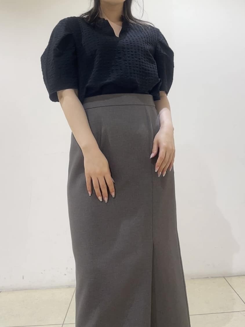 watanabeさんの「UNTITLED｜【吸水速乾/ストレッチ/Vネック】フォルムスリーブ ブラウス」を使ったコーディネート