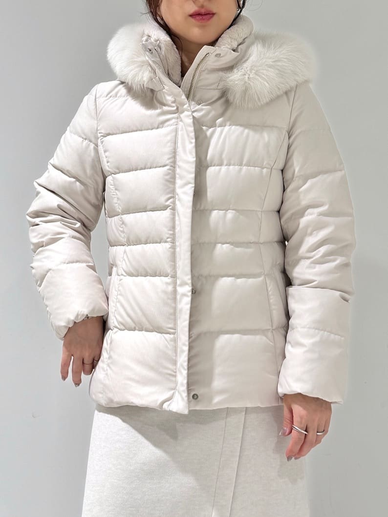 そんさんの「INDIVI｜【名品／撥水／抗菌防臭】ショート丈リサイクルダウンコート」を使ったコーディネート