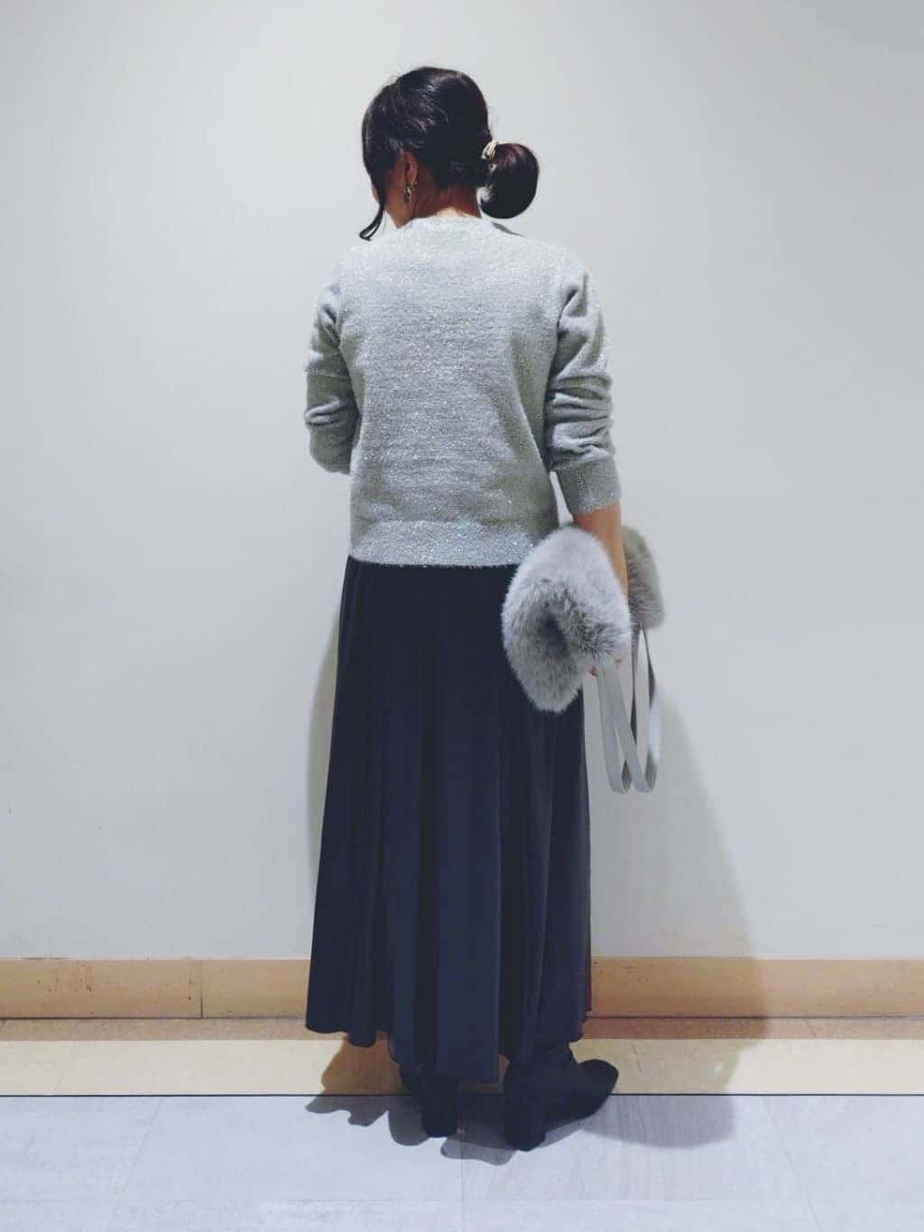TOMOMIさんの「INDIVI｜レザー調ギャザースカート」を使ったコーディネート