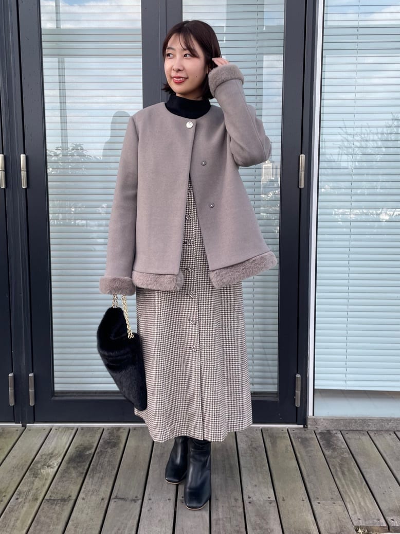 abeさんの「Couture brooch｜【ゆるふわ・通勤】リッシュアンゴラ バックパール調ニット」を使ったコーディネート