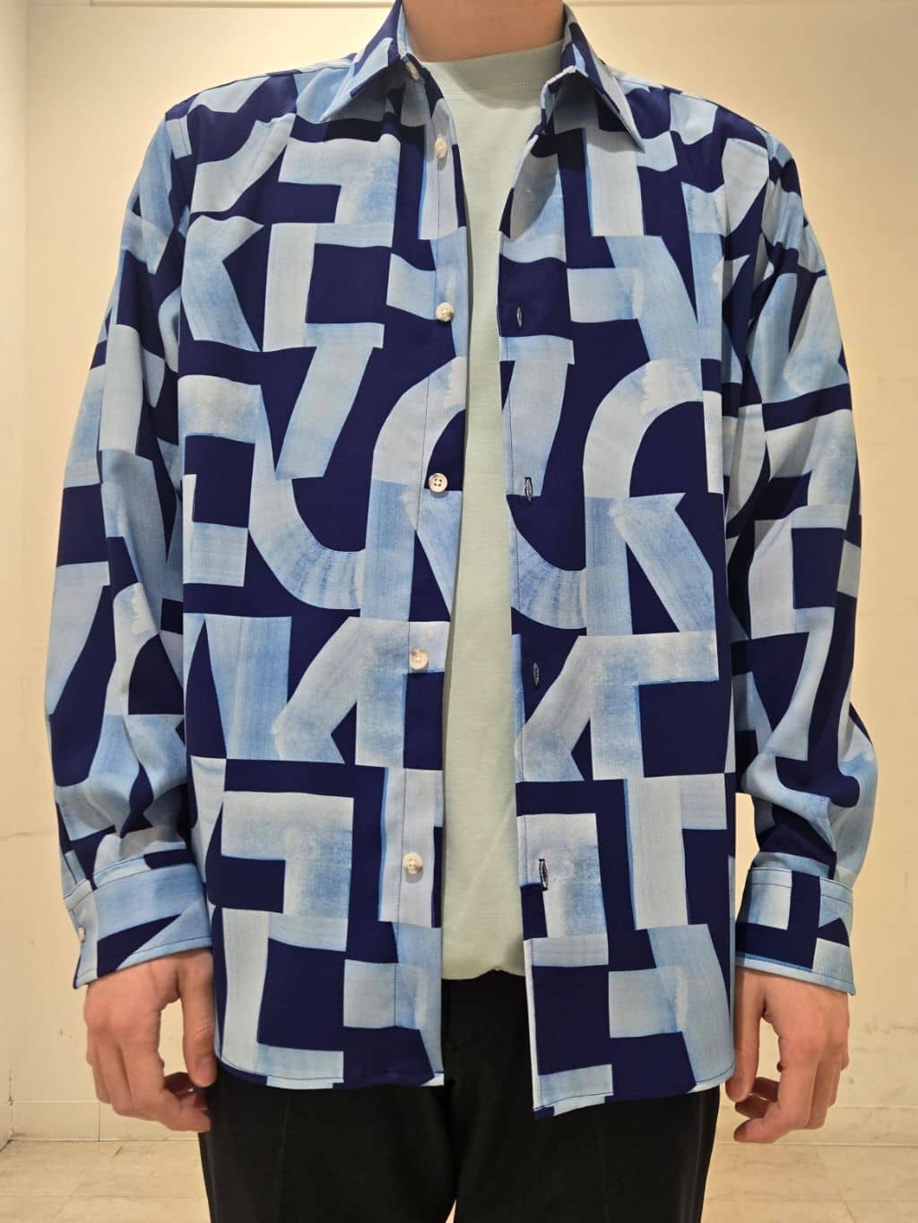 白木駆さんの「TAKEO KIKUCHI｜【抗菌防臭／5サイズ展開】ハイゲージポンチ Tシャツ」を使ったコーディネート
