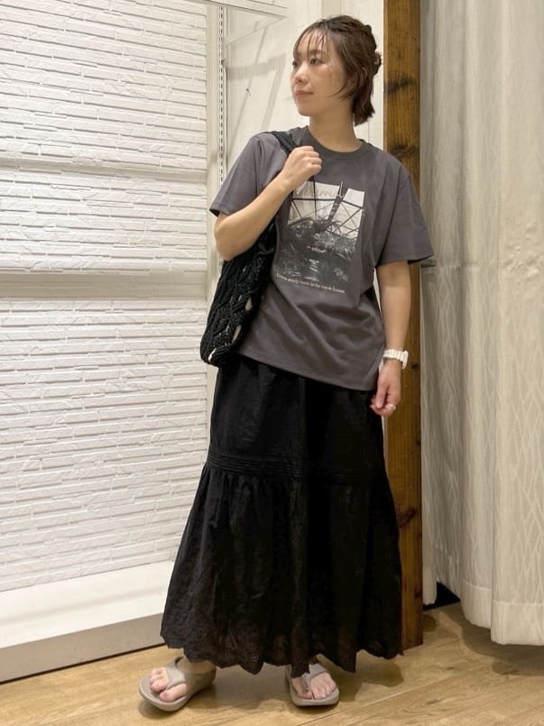 ga_riさんの「THE SHOP TK｜カレッジ＆フォトプリントTシャツ【洗濯機OK】」を使ったコーディネート