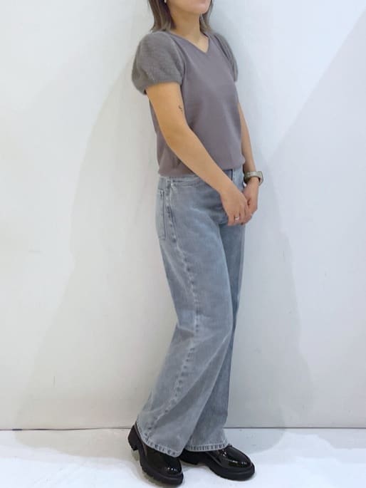 manaさんの「OPAQUE.CLIP｜《6色展開》フェザーパフスリーブVネックニット【洗濯機洗い可】」を使ったコーディネート