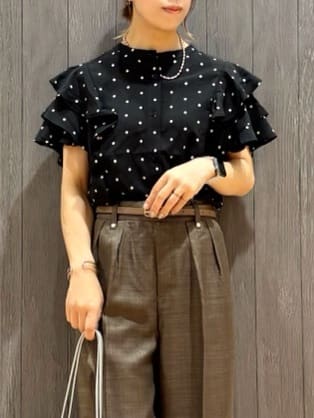 meiさんの「SHOO･LA･RUE｜【無地/ドット柄】お袖フリルが華やぐ きれいめブラウス」を使ったコーディネート