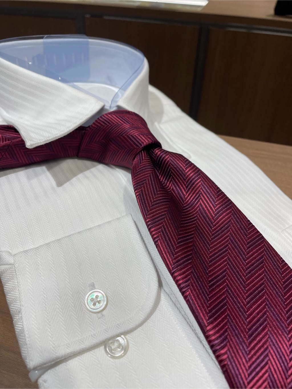 コウノ モトヤさんの「TAKEO KIKUCHI｜【Made in JAPAN】矢絣（やがすり）シルクネクタイ」を使ったコーディネート