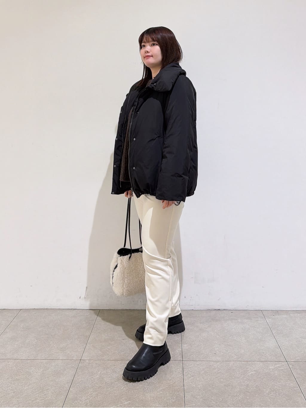 emikaさんの「INDIVI｜【撥水／洗える／デザイン衿】ステッチレス ショートダウンコート」を使ったコーディネート