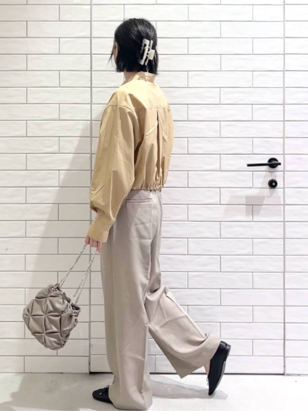 しおりさんの「OPAQUE.CLIP｜ドロストヘムショートシャツ【洗濯機OK】」を使ったコーディネート