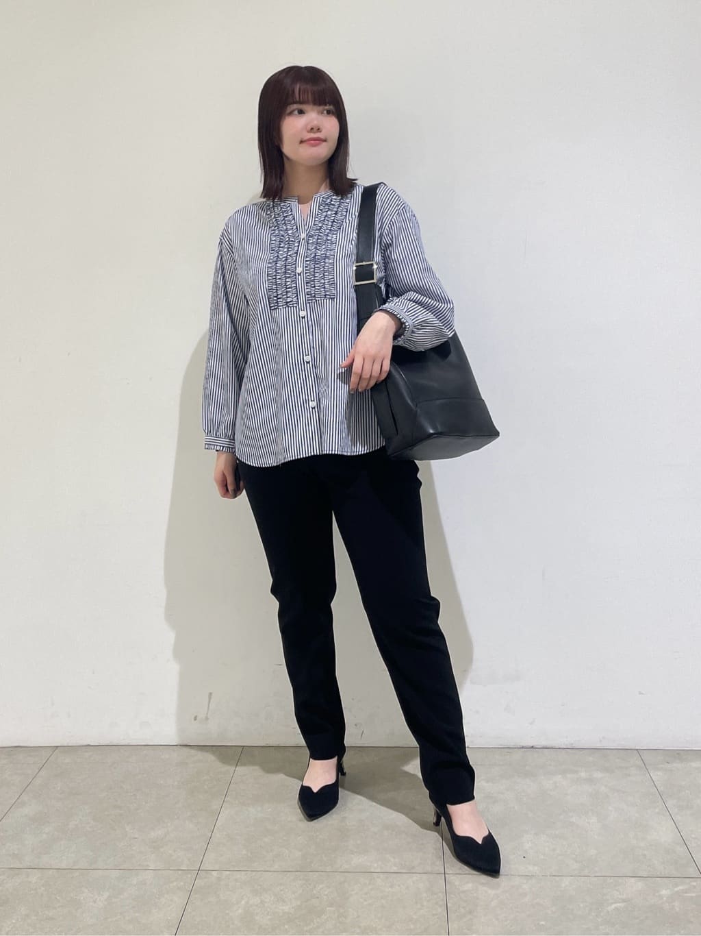 emikaさんの「INDIVI｜人気NO.1【褒められパンツ／高ストレッチ／ウエストゴム】タックテーパードパンツ」を使ったコーディネート