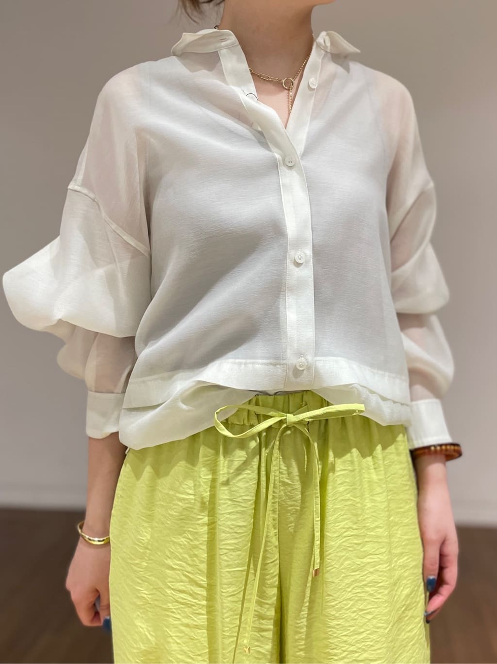 ねねさんの「INDIVI｜【洗える／UVケア／SETUP可能】ドロストワイドパンツ」を使ったコーディネート