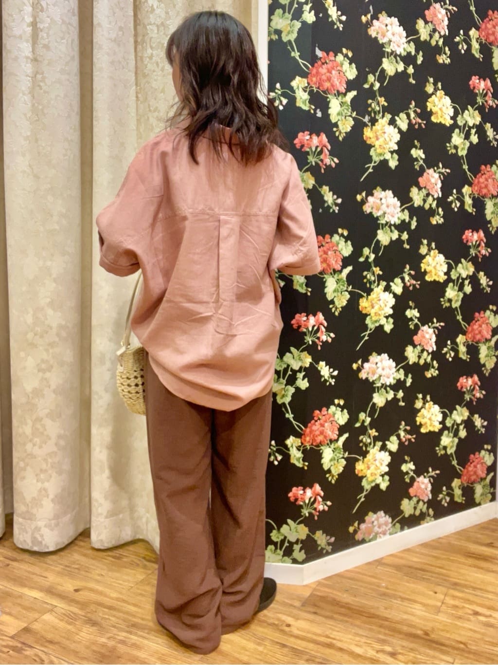 あもさんの「SHOO･LA･RUE｜【S-LL/UV/接触冷感/抗菌防臭】体型を自然にカバー フレンチリネンブレンド襟付ドルマンシャツ」を使ったコーディネート