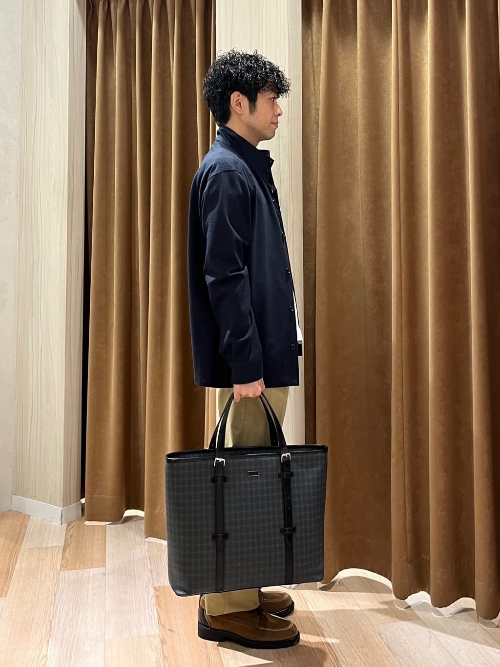 URAさんの「TAKEO KIKUCHI｜【オフィスカジュアル対応】ドレス チノパンツ」を使ったコーディネート