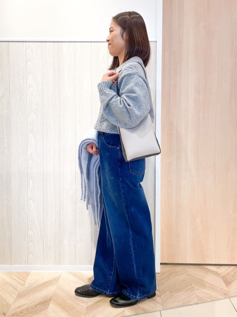 tomoさんの「SHOO･LA･RUE｜【S-LL】脚のラインを拾いにくい デニムワイドパンツ」を使ったコーディネート