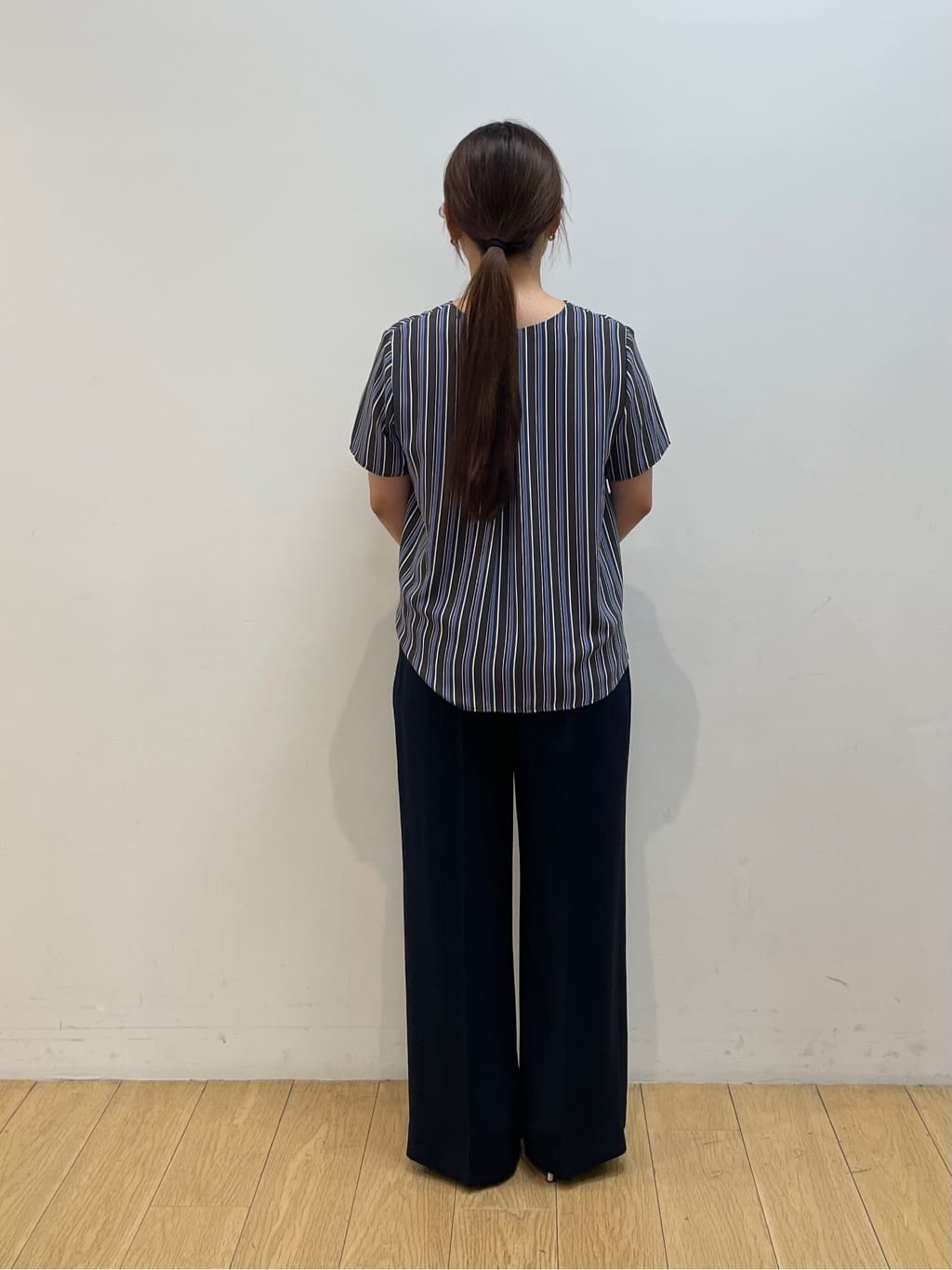 maiさんの「INDIVI｜【洗える／通勤】無地＆マルチストライプ柄Vネックブラウス」を使ったコーディネート
