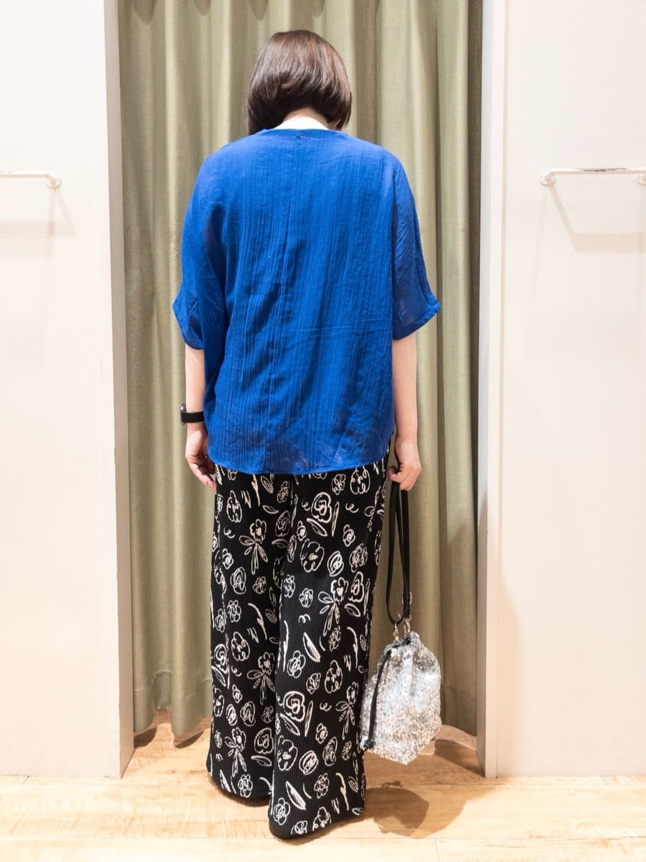 fukuiさんの「SHOO･LA･RUE｜【洗濯機可/柄が選べる】さらさら楽ちん プリーツ ワイドパンツ」を使ったコーディネート
