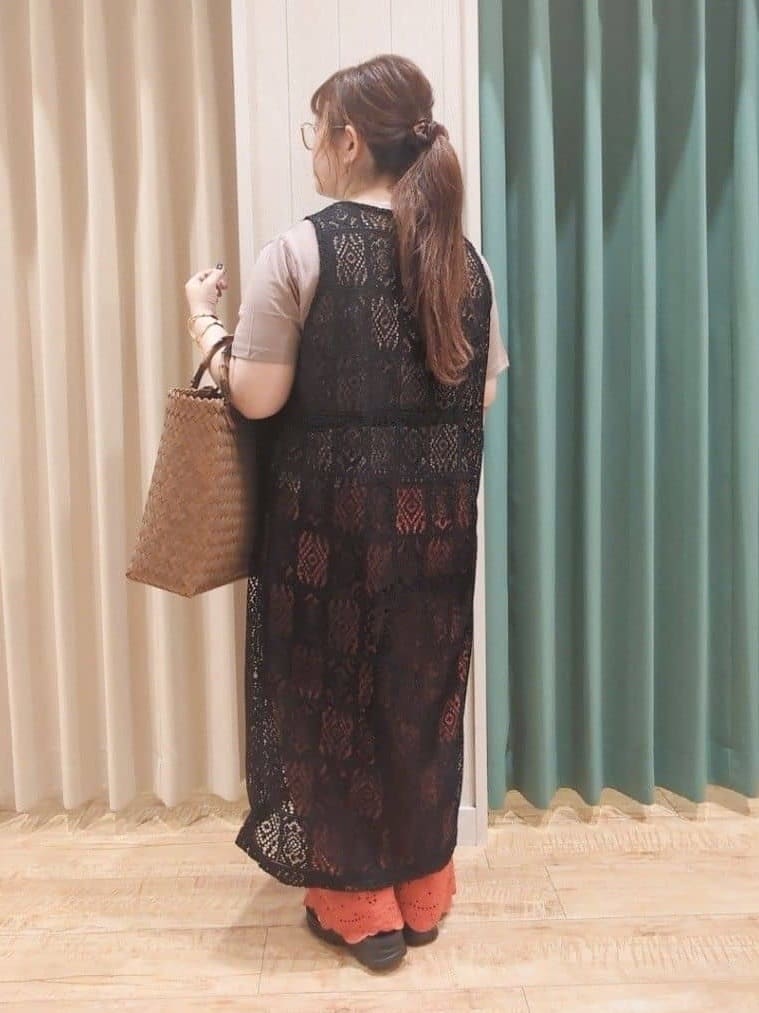 タガさんの「SHOO･LA･RUE｜◆【S-LL】羽織るだけでサマ見え レース風の柄が華やかなロングジレ」を使ったコーディネート