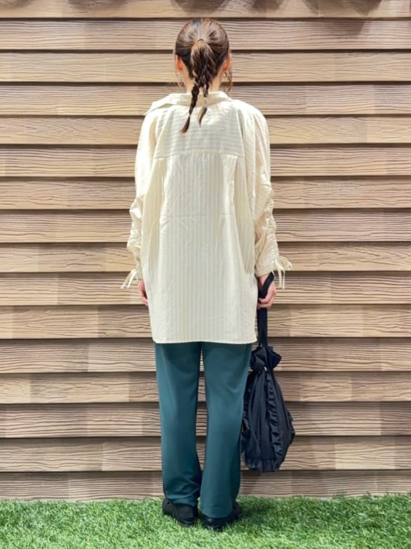 himiさんの「SHOO･LA･RUE｜【S-LL】程よい透け感 ストライプ柄 お袖ギャザーデザインシャツ」を使ったコーディネート