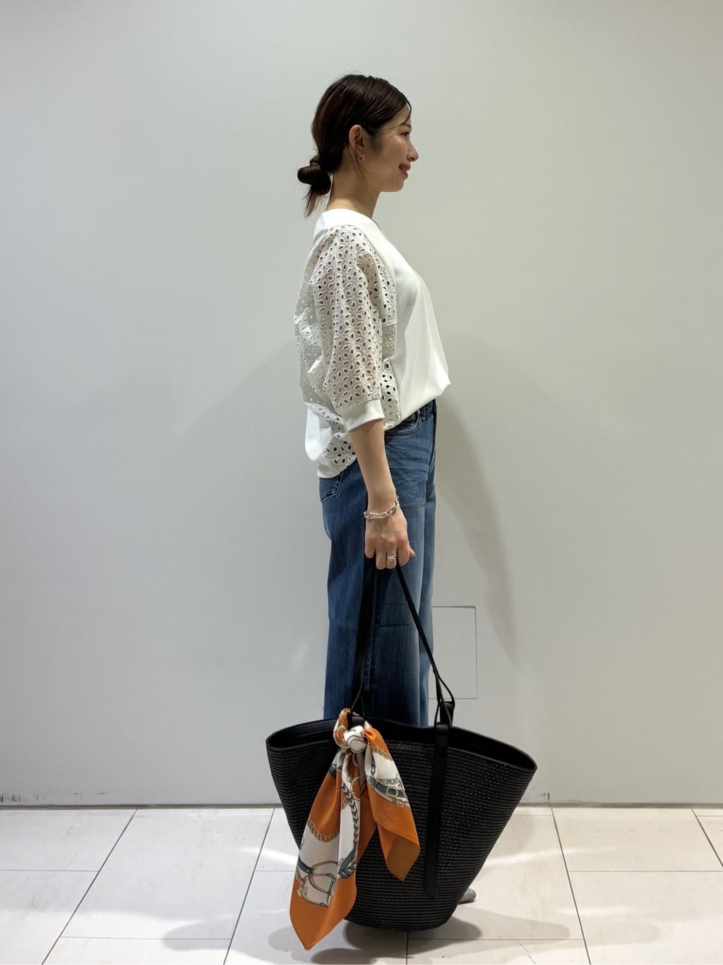 KAOさんの「INDIVI｜【褒められデニム】ワイドストレート デニムパンツ」を使ったコーディネート