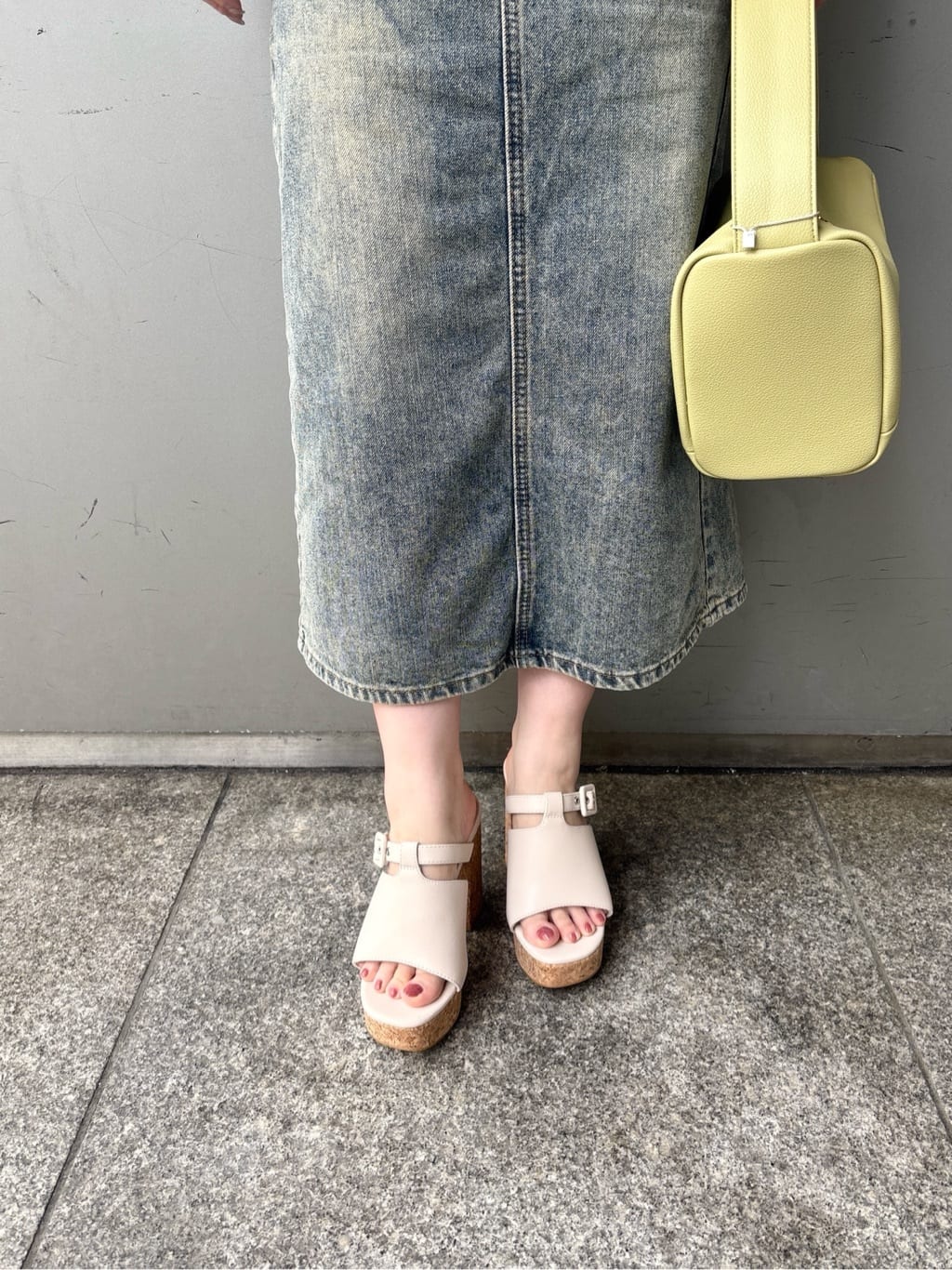 まっきーさんの「ESPERANZA｜ミニバックルコルクヒールミュール」を使ったコーディネート