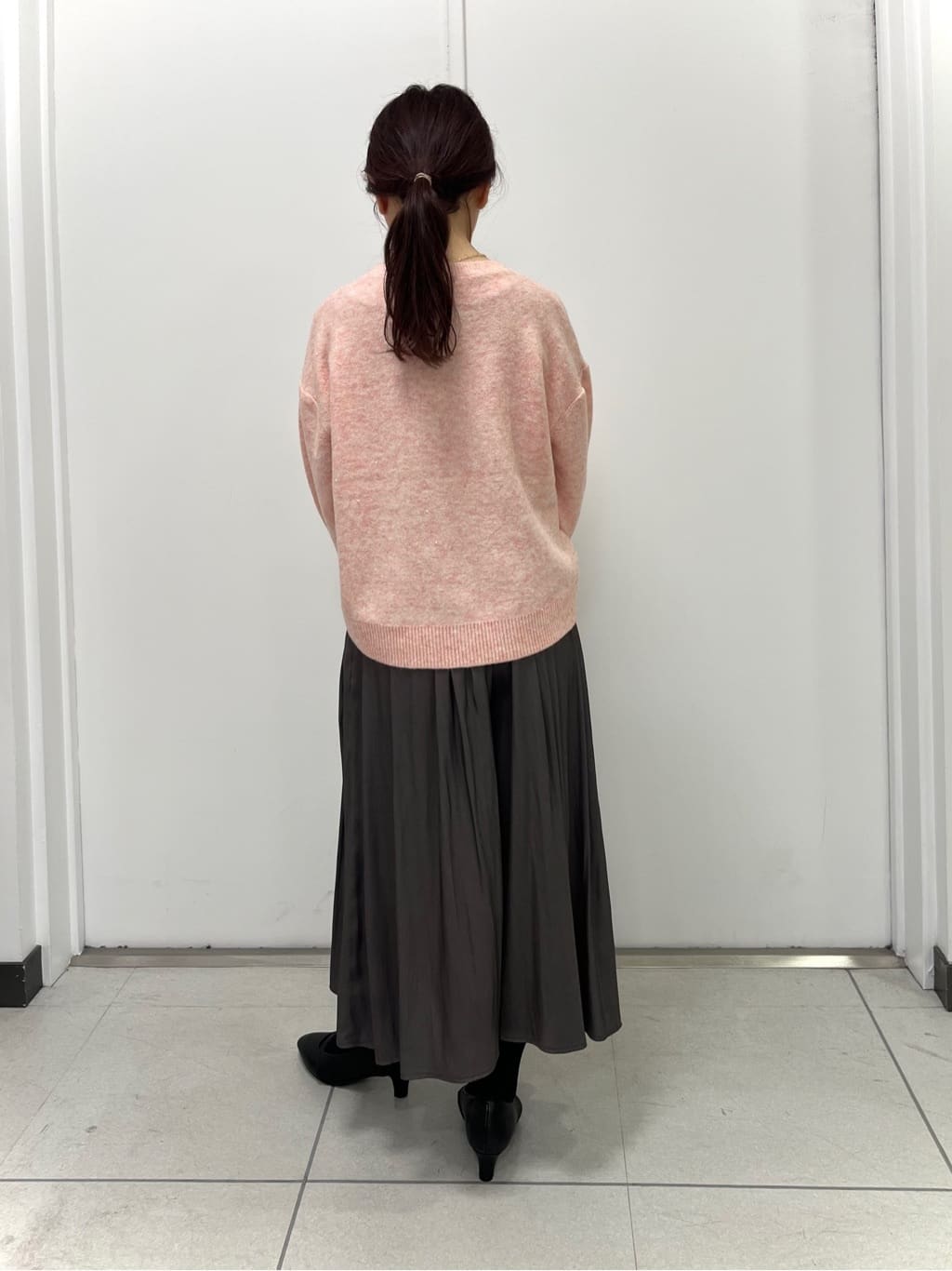 しみさんの「Reflect｜【選べる5色／ゆったりシルエット】Vネックスパンコールニット」を使ったコーディネート