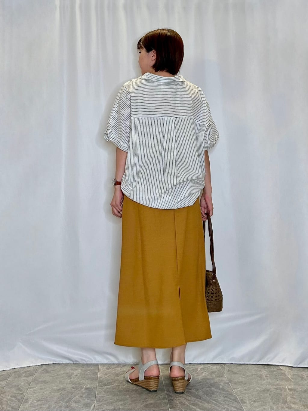 ネリさんの「SHOO･LA･RUE｜【S-LL/UV/接触冷感/抗菌防臭】体型を自然にカバー フレンチリネンブレンド襟付ドルマンシャツ」を使ったコーディネート