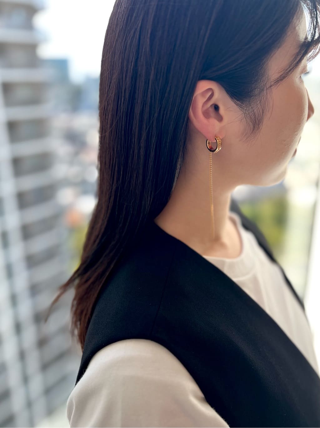 shioriさんの「COCOSHNIK｜シルバー ハンギング カーブチェーンピアス GP」を使ったコーディネート