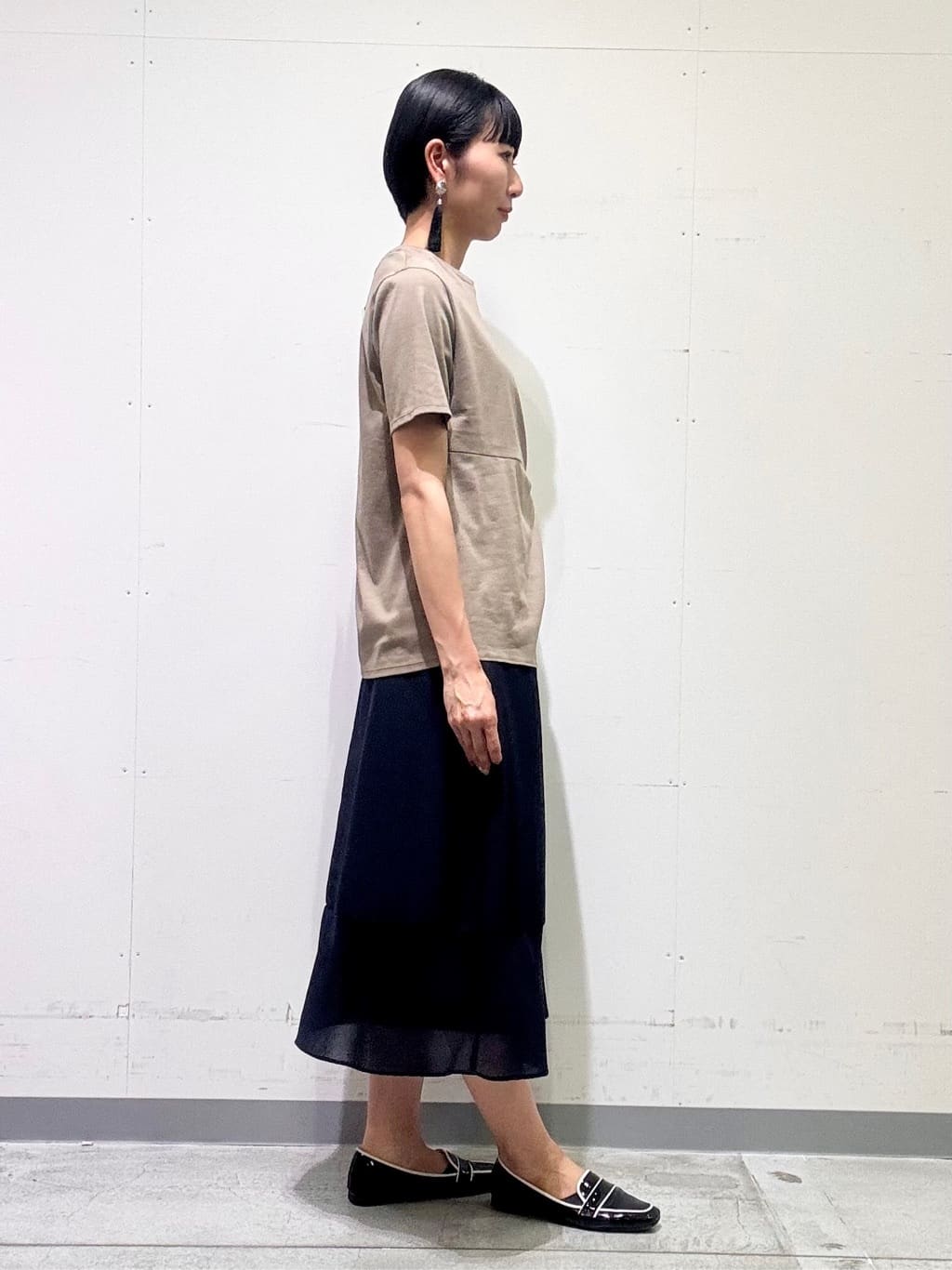 naoさんの「INDIVI｜【90cm四方】ボタニカル柄大判スカーフ」を使ったコーディネート