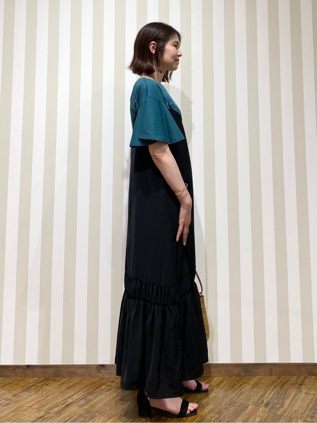 SAOさんの「SHOO･LA･RUE｜【ひんやり】シャーリングがアクセントに 大人のデザインキャミワンピース」を使ったコーディネート