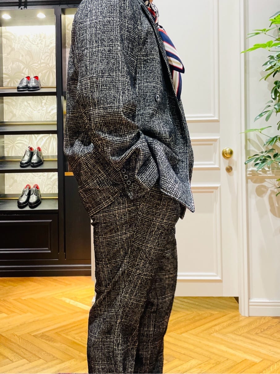 鶴田大士さんの「DRESSTERIOR｜オーバーラップサークルシルクスカーフ」を使ったコーディネート
